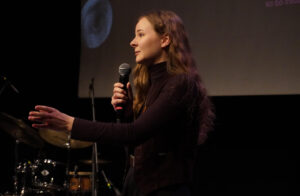 Der Auftritt der slowenischen Dichterin Nika Gradišek bei einer Poetry Slam Show von Kiezpoeten