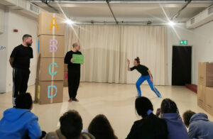 O (die shOw): Visuelle Performance über Wörter und Buchstaben – Für Taube* und hörende Kinder ab 6 Jahre